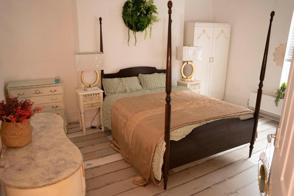 Saras - Master Bedroom